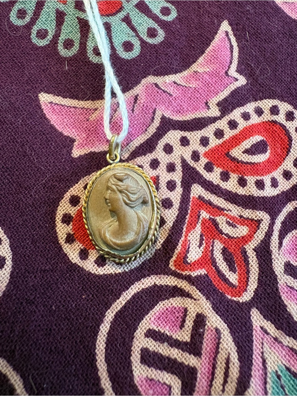 Vintage Cameo Pendant Necklace - Gold Tone